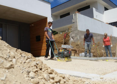 Asfaltiranje, tlakovanje, gradnja cest, komunalne infrastrukture, urejanje okolice